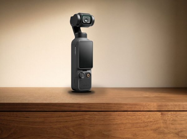 DJI Osmo Pocket-gimbalcamera op statief naast de DJI Mic 3-zender — 3